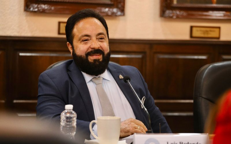 Señalamientos de influencia indebida de Luis Redondo en autorización de banco de su círculo familiar