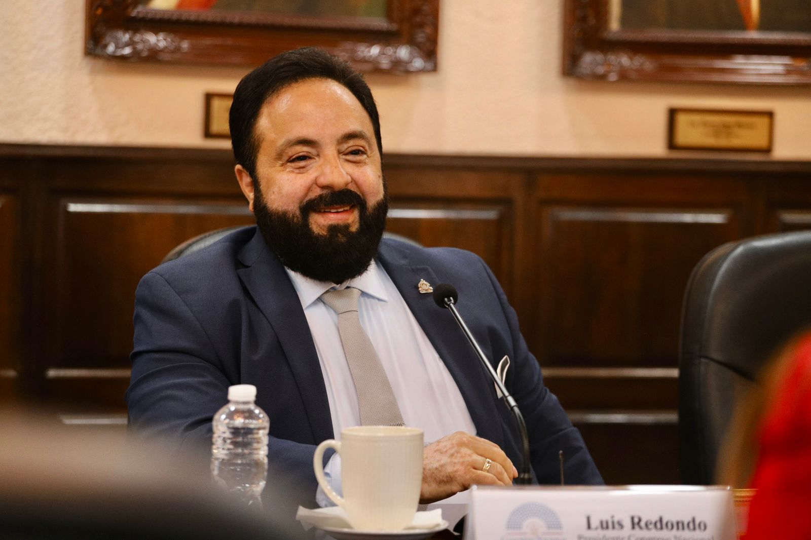 Señalamientos de influencia indebida de Luis Redondo en autorización de banco de su círculo familiar